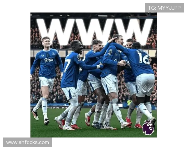 埃弗顿抢滩沃克争夺战 莫耶斯瞄准曼城老将补强防线 埃弗顿抢滩沃克争夺战 莫耶斯瞄准曼城老将补强防线